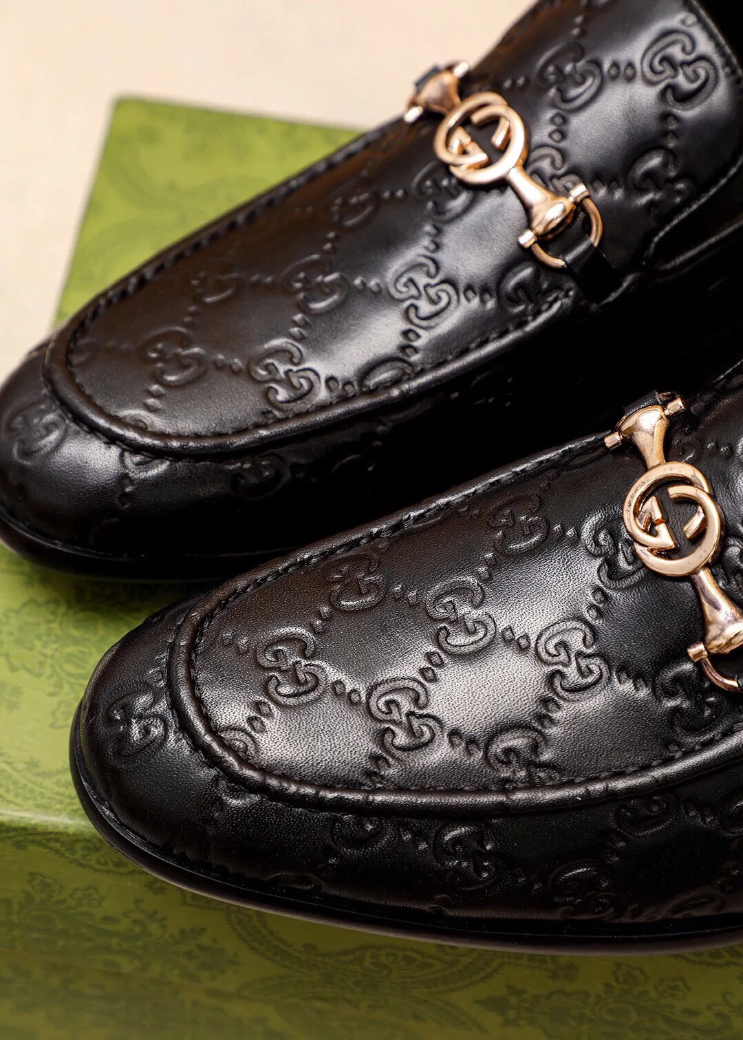 Men's shoes 💰520 💐 Product trademark: GUCCI "Gucci" casual leather shoes Regular size: 39-44 (38.45🉑️customized) Product materials: Selected imported first-layer calfskin embossed upper + luxury hardware buckle, imported water-dyed cow leather lining. Strong three-dimensional visual effect, original combination outsole Color: 3⃣️colors available